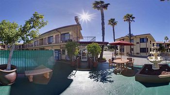 Studio City Court Yard Hotel