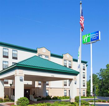 Holiday Inn Express & Suites Fayetteville-Ft. Bragg