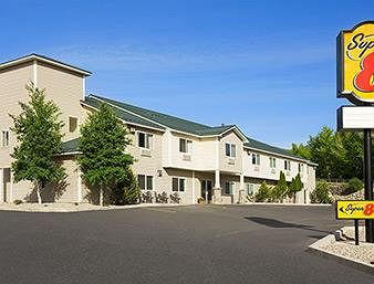 Super 8 by Wyndham Salmon