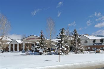 Luxury Inn And Suites