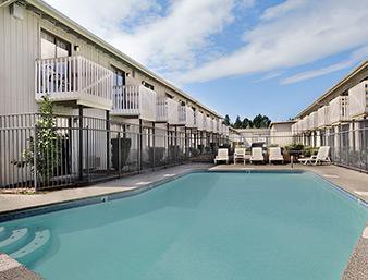 Howard Johnson Hotel & Suites by Wyndham Tacoma