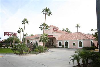La Fuente Inn & Suites