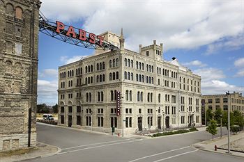 The Brewhouse Inn & Suites