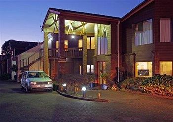 Cascades Lakefront Motel