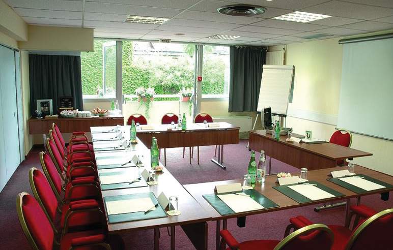 HOLIDAY INN GARDEN COURT PORTE