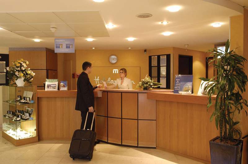 HOLIDAY INN GARDEN COURT PORTE