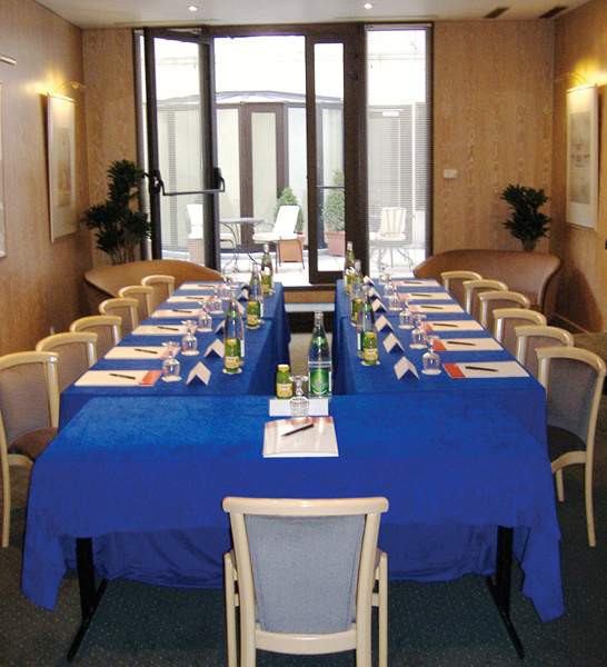 Le Parisis Hôtel