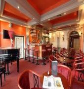 Le Phenix Hotel