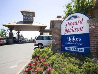 Howard Johnson Hotel & Suites by Wyndham Victoria Elk Lake