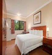 Travelodge by Wyndham Vancouver Lions Gate
