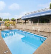 Travelodge by Wyndham Vancouver Lions Gate