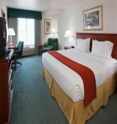 Holiday Inn Express & Suites Milwaukee-New Berlin