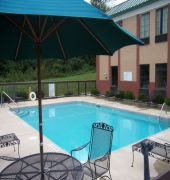 Days Inn & Suites South Boston