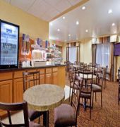 Holiday Inn Express & Suites Newark-Heath