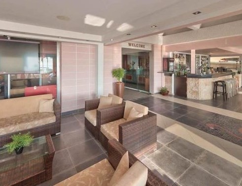Mackenzie Beach Hotel & Apartments