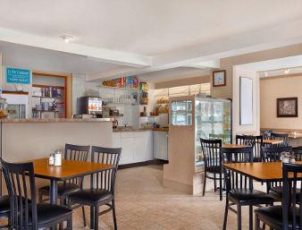 Days Inn & Suites by Wyndham Sault Ste. Marie ON